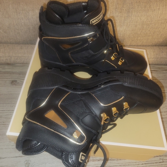 🔥SALE🔥Michael Kors HTF  Brooke Bootie SZ 9.5 - Picture 4 of 16